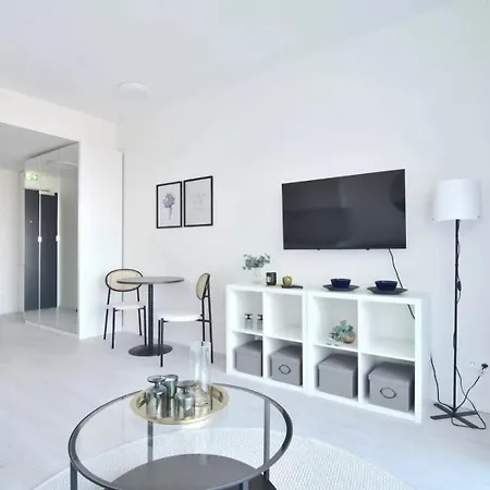 Bris Apartment, 1-2 Guests, Free Parking & Wifi, 4km Downtown, Apartment Bratislava