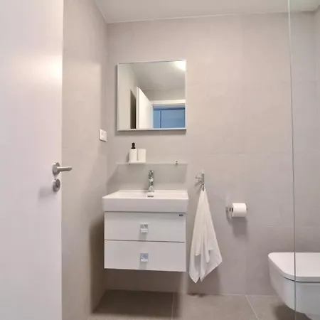 Bris Apartment, 1-2 Guests, Free Parking & Wifi, 4km Downtown, Pressburg